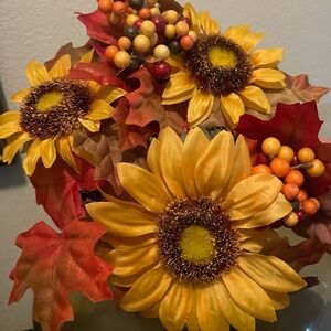 New Mini Wreath Vibrant Sunflower and Berry Faux Floral Arrangement NWT